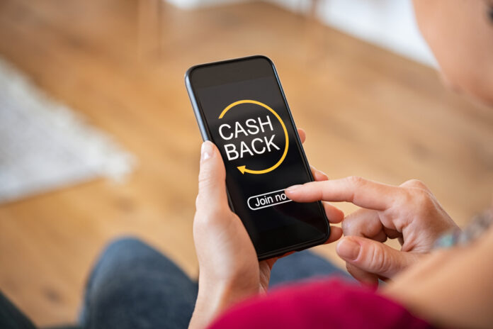 WomanTakingBenefitOfCashBackUsingSmartPhoneShopping hamty, cashback, portal, recenzie, odmeny