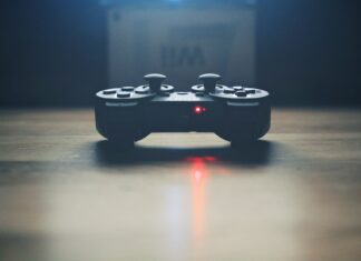 Americký herný vývojár Riot Games zruší 530 pracovných miest, čo predstavuje 11 % z celkového počtu Najväčší vplyv prepúšťania bude mať na tímy mimo hlavného vývojového oddelenia. Zmeny umožnia spoločnosti sústrediť sa na svoje portfólio online hier, ktoré spolu s League of Legends zahŕňa Valorant, Teamfight Tactics a Wild Rift.
