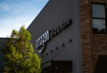 Internetový predajca Amazon sa stáva súčasťou akciového indexu Dow Jones amazon