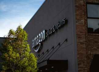 Internetový predajca Amazon sa stáva súčasťou akciového indexu Dow Jones amazon
