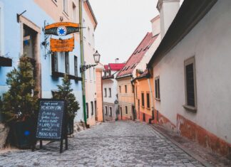 Pokles cien domov a bytov na Slovensku sa koncom minulého roka takmer zastavil Vo štvrtom štvrťroku minulého roka podľa analytikov NBS na Slovensku zlacneli predovšetkým byty, zatiaľ čo ceny rodinných domov vzrástli.