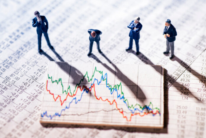 BusinessmenAreSkepticalLookingAtStockMarketCharts usa, akcie, stock, dolár