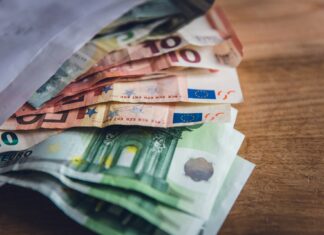 Priemerná mzda na Slovensku vzrástla, nezamestnanosť je na 30-ročnom minime Priemerná mesačná mzda zamestnancov na Slovensku v prvom štvrťroku tohto roka medziročne vzrástla o deväť percent na 1 447 eur.
