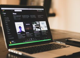 Streamovacia spoločnosť Spotify zaznamenala rekordný štvrťročný zisk Spotify prevádzkuje jednu z najväčších platforiem na streamovanie hudby, ktorá konkuruje službe Apple Music.