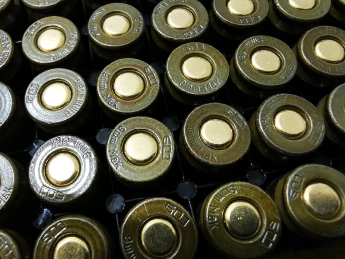 Żółto złote naboje kalibru 9mm do broni palnej i pistoletu náboje