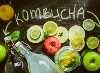 Kombucha: Objavte divy starovekého elixíru Kombucha s citrony v pozadí
