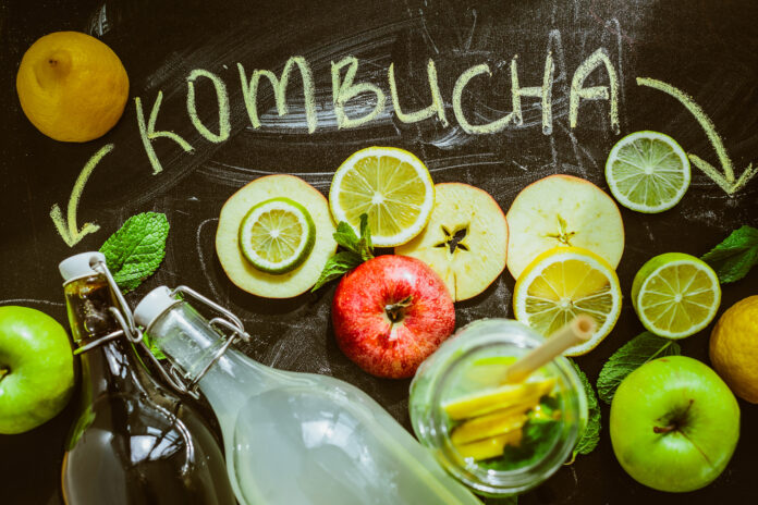 Kombucha s citrony v pozadí