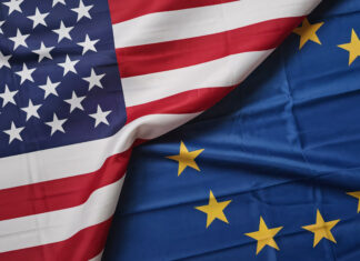 EÚ odloží odvetné clá voči USA o pol roka, uviedol hovorca EK EU flag and US flag tariffs