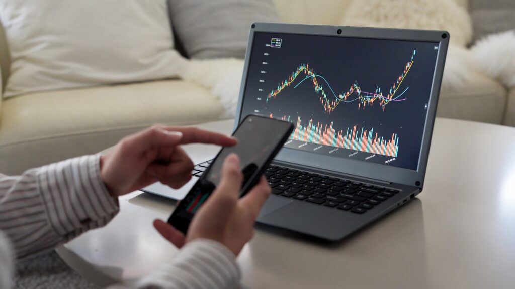 株価の上昇を見て喜ぶアジア人男性 - Forex.sk