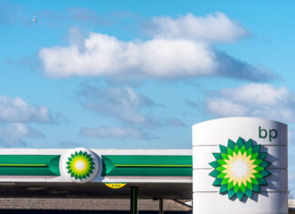 Britský producent ropy BP zvýšil svoj štvrťročný zisk o 32 percent a pozastaví spätné odkúpenie akcií BP