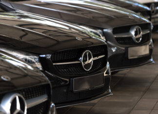 Zisky Mercedesu klesli minulý rok takmer o polovicu, najslabšie od začiatku pandémie Mercedes benz