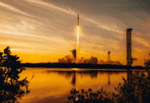 Spoločnosť SpaceX získala z primárnej emisie akcií o viac ako desať miliárd dolárov viac Raketa. Zdroj: Adobe Stock
