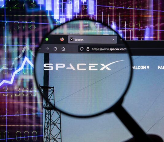 Bloomberg: Vstupom SpaceX na burzu sa môžu obohatiť Trumpovi úradníci SpaceX