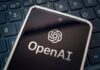 Agenti OpenAI napadli okrem webu Hugging Face ďalšie štyri platformy Close-up of a smartphone on a keyboard showing the OpenAI logo on the screen.