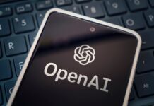 Agenti OpenAI napadli okrem webu Hugging Face ďalšie štyri platformy Close-up of a smartphone on a keyboard showing the OpenAI logo on the screen.