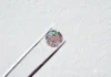 Diamantový trh niekoľko rokov stráca lesk. Najväčší hráč začal znižovať ceny Round-cut diamond held by tweezers against a light textured background, center-focused