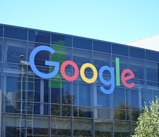 Brusel vymeral Googlu pokutu 890 miliónov eur za zvýhodňovanie vlastných služieb Google. Zdroj: Adobe Stock