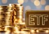 Fyzické zlato vs. Zlaté ETF (Xetra-Gold / GLD): Kde sú skryté poplatky, DPH a daňové pasce? zlato a ETF. Zdroj fotky: Adobe Stock (Generováno AI)