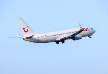 TUI má nižší zisk, neistota okolo Iránu tlmí dopyt po cestovaní TUI letadlo