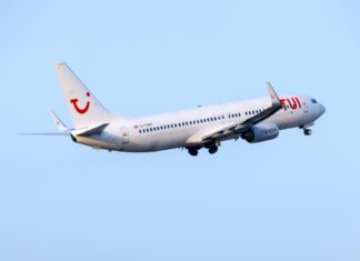 TUI má nižší zisk, neistota okolo Iránu tlmí dopyt po cestovaní TUI letadlo
