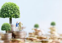 Staré penzijné pripoistenie vs. Nové DPS vs. ETF: Prečo vám garancia nezáporného zhodnotenia požiera úspory a ako na prevod? Miniature elderly couple stands on stacked coins with trees growing from the tops, symbolizing financial growth.
