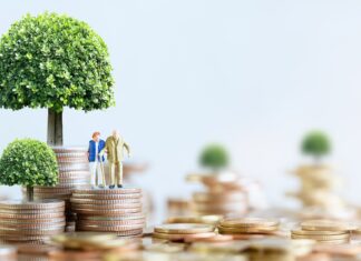 Staré penzijné pripoistenie vs. Nové DPS vs. ETF: Prečo vám garancia nezáporného zhodnotenia požiera úspory a ako na prevod? Miniature elderly couple stands on stacked coins with trees growing from the tops, symbolizing financial growth.