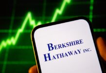 Berkshire Hathaway akcie (Trieda A vs. Trieda B) a stratégia Warrena Buffetta: Prečo gigant drží rekordnú hotovosť a ako kopírovať jeho portfólio? Berkshire