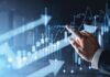 OECD zlepšila odhad tohtoročného rastu ekonomiky, drží ju rast investícií okolo AI Graf. Zdroj fotky: Adobe Stock