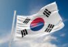 Štvrťročný zisk Samsungu podľa odhadu vzrástol o 780 percent na rekord South Korean flag (Taegeukgi) flying on a flagpole against a blue sky with red-blue yin-yang and black trigrams.
