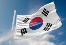 Štvrťročný zisk Samsungu podľa odhadu vzrástol o 780 percent na rekord South Korean flag (Taegeukgi) flying on a flagpole against a blue sky with red-blue yin-yang and black trigrams.